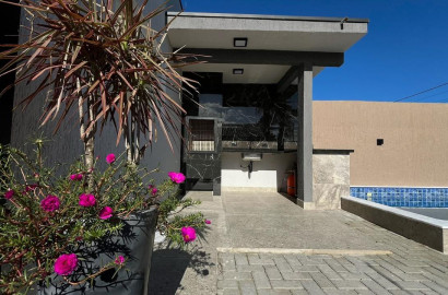 CASA NOVA EM ALTO PADRAO COM PISCINA E 02 DORMITORIOS NA PRAIA