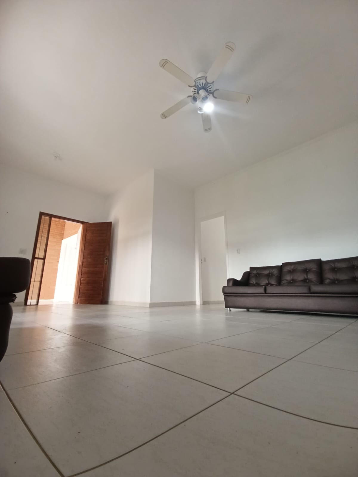 Casa Para Venda de 5 Dormitórios e Piscina a 50 metros da praia