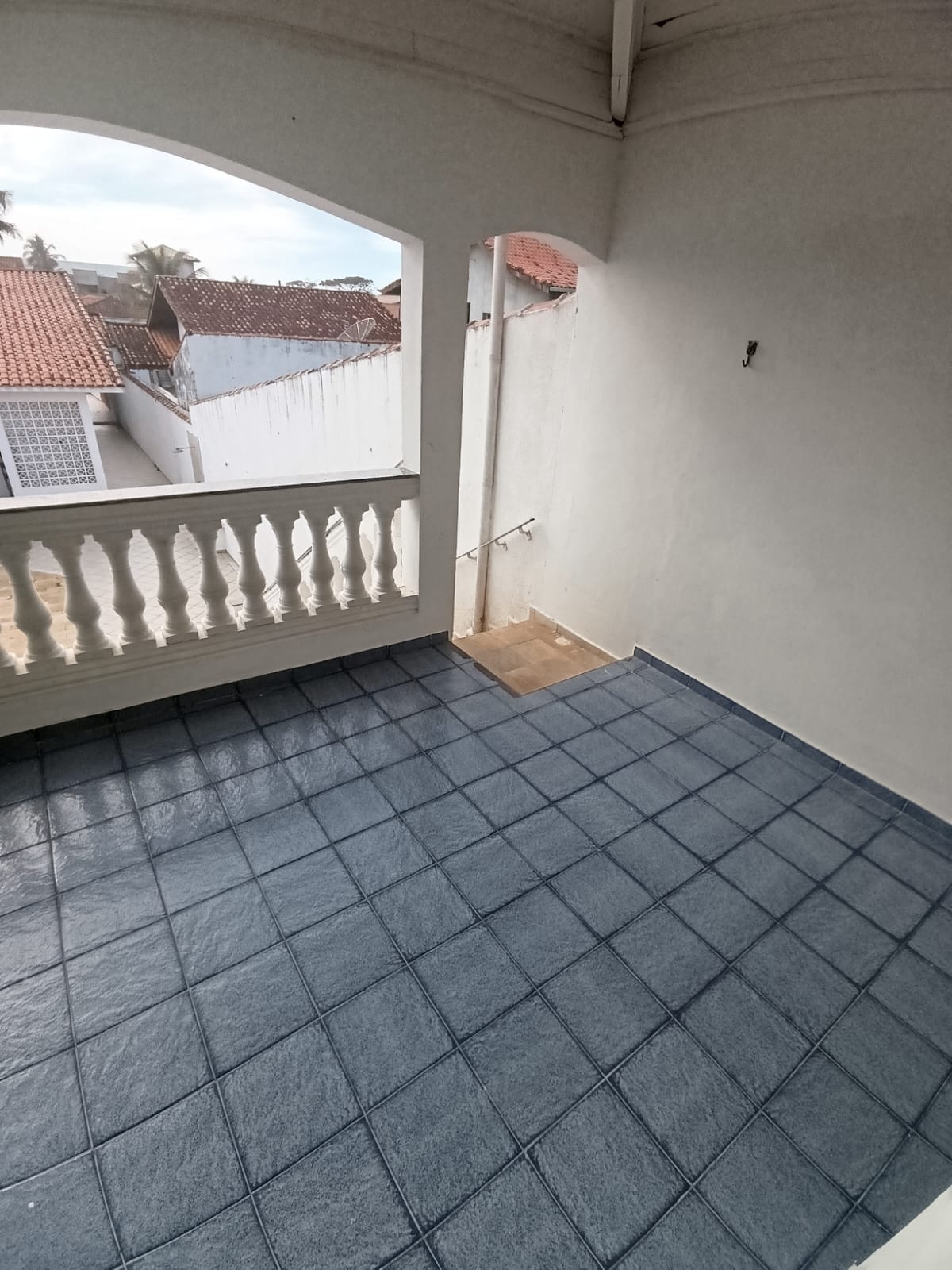 Casa Para Venda de 5 Dormitórios e Piscina a 50 metros da praia