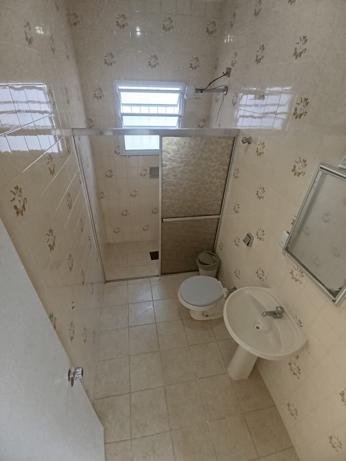 Casa Para Venda de 5 Dormitórios e Piscina a 50 metros da praia