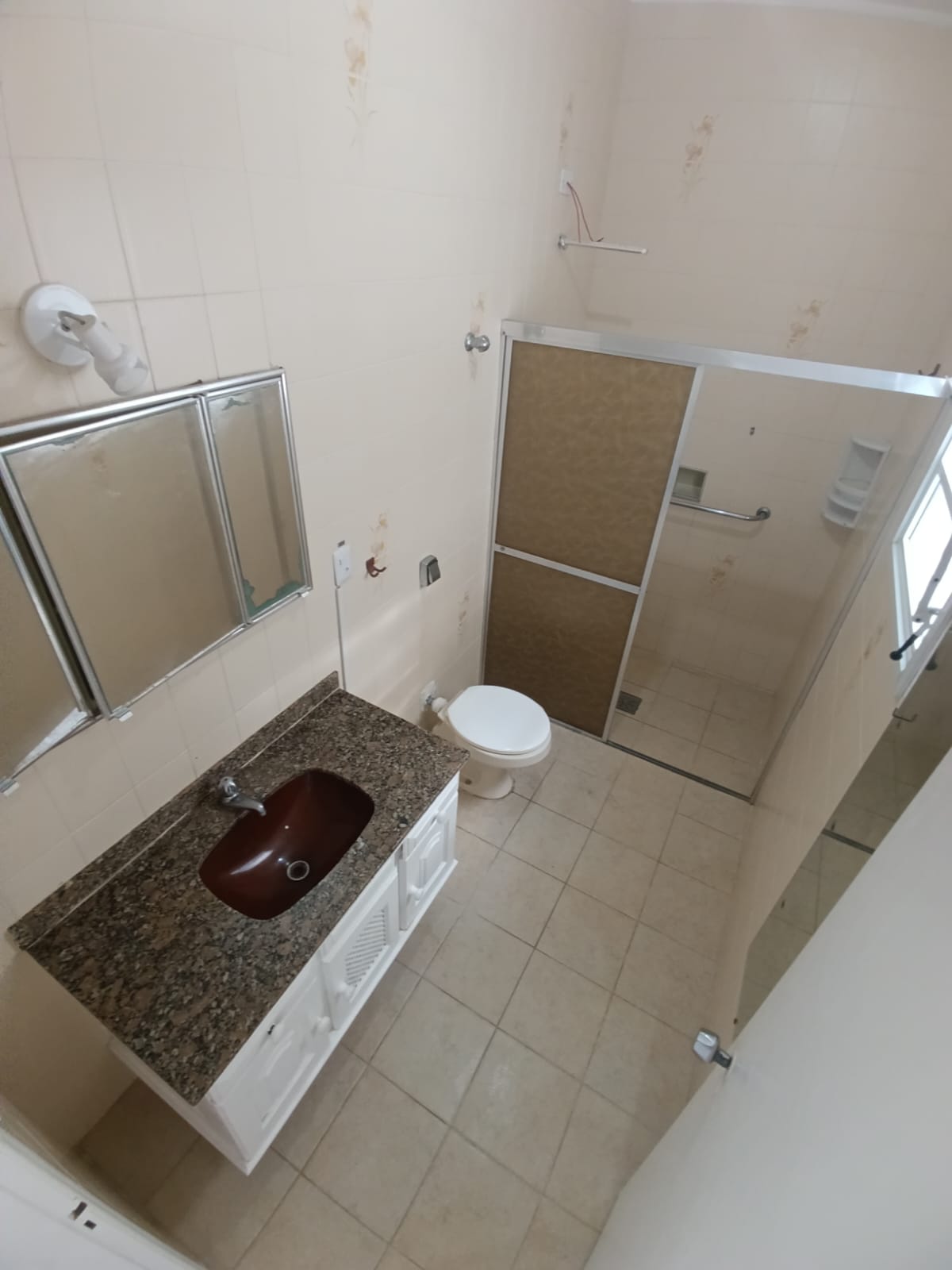 Casa Para Venda de 5 Dormitórios e Piscina a 50 metros da praia