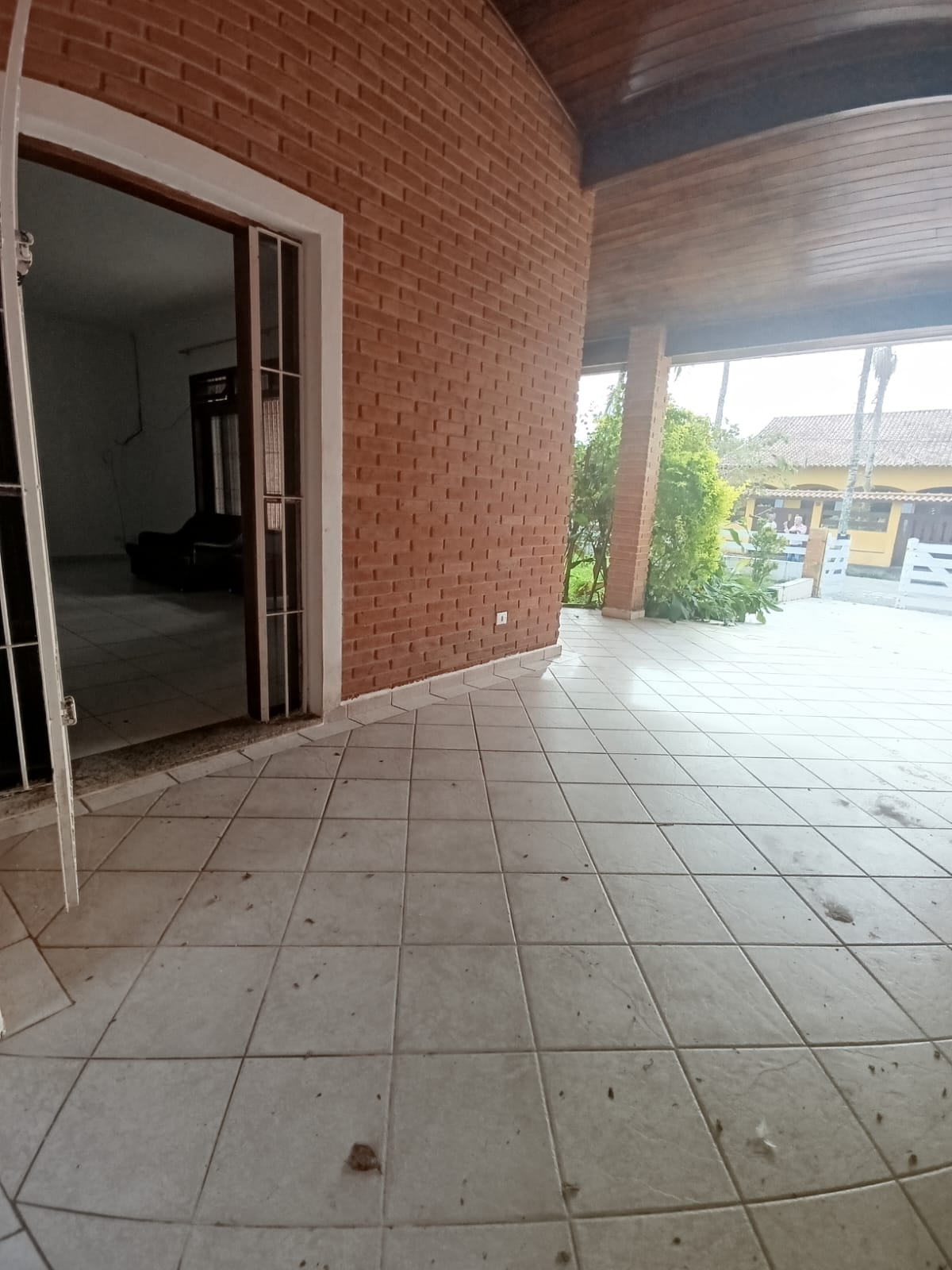 Casa Para Venda de 5 Dormitórios e Piscina a 50 metros da praia