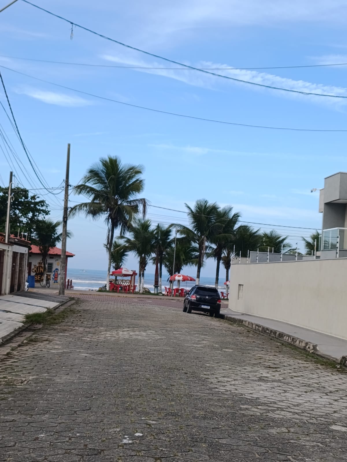 Casa Para Venda de 5 Dormitórios e Piscina a 50 metros da praia