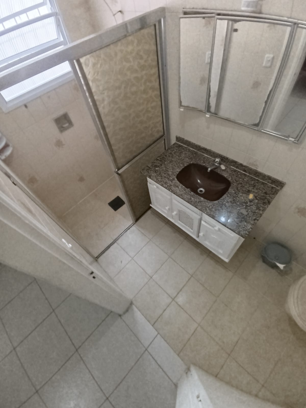 Casa Para Venda de 5 Dormitórios e Piscina a 50 metros da praia