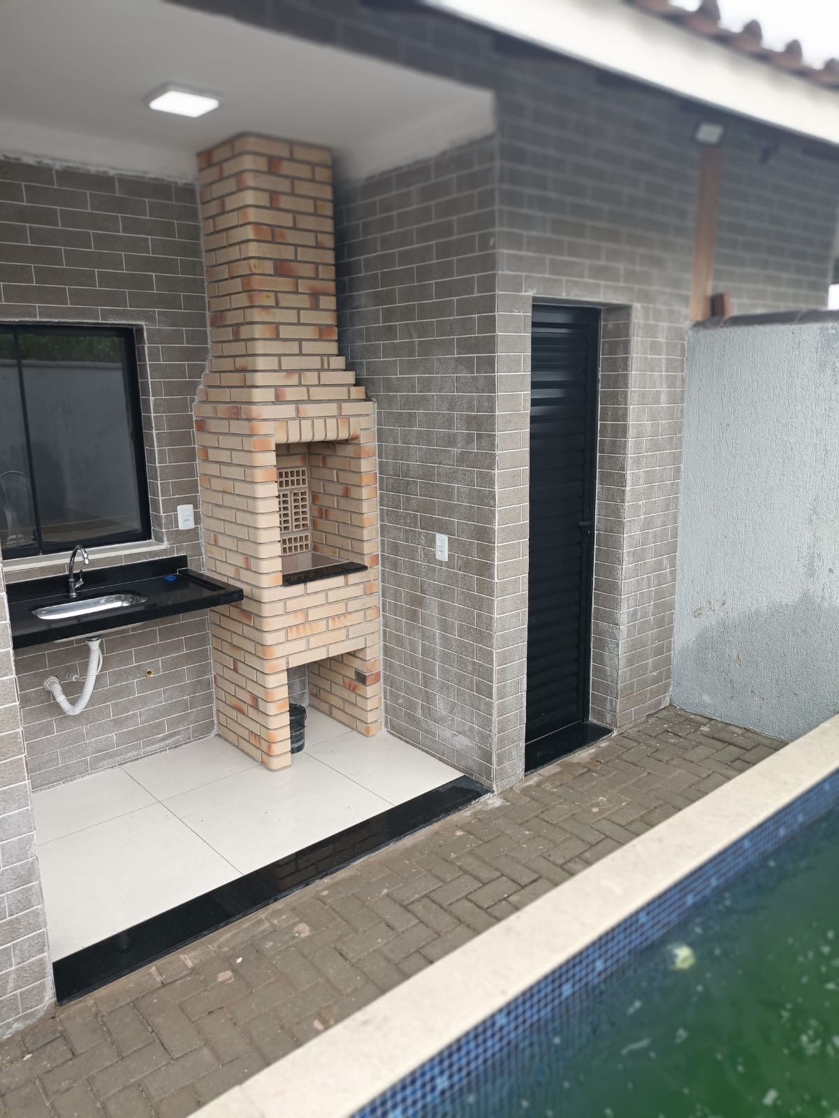 CAS261447 Casa Nova 3 Dorms (1 Suíte Master) com Piscina e Hidro - Lado Praia