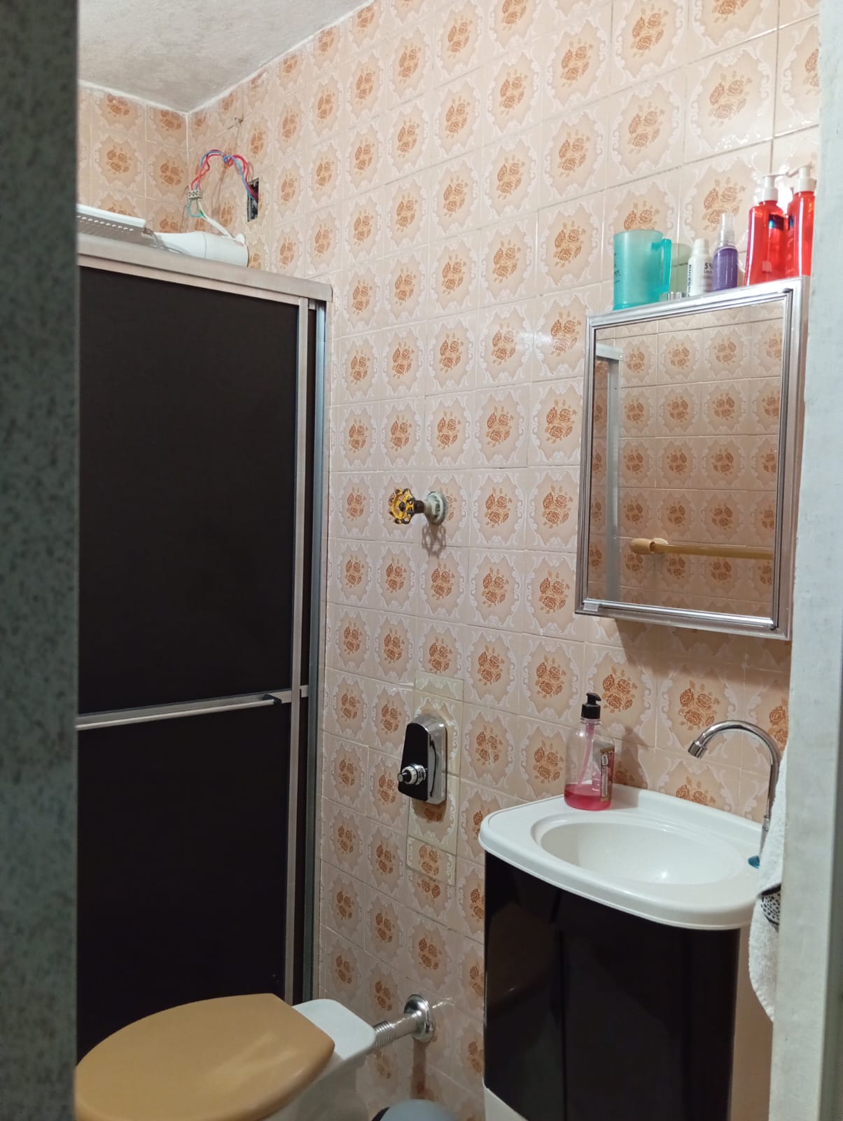 CAS261435 More com Praticidade: Casa com Suíte e Amplo Quintal em Travessa Comercial.
