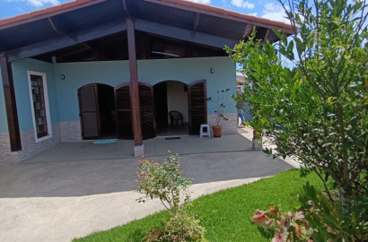 Casa de alto padrão em Itanhaém com energia solar e 4 dormitórios a 300m do mar!