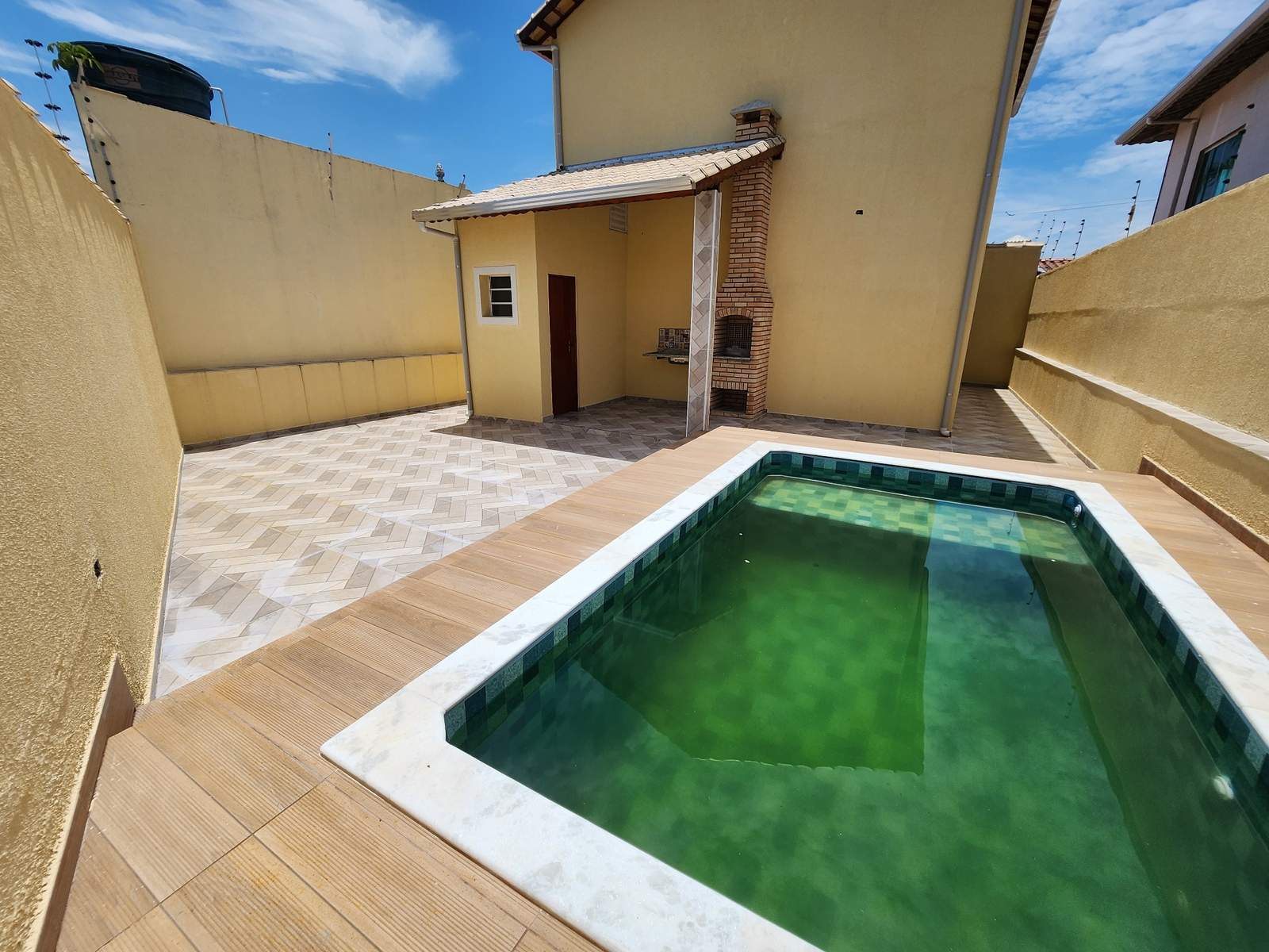 CAS261450 Casa Térrea 2 Dorms (1 Suíte) com Piscina e Churrasqueira - 2 Vagas