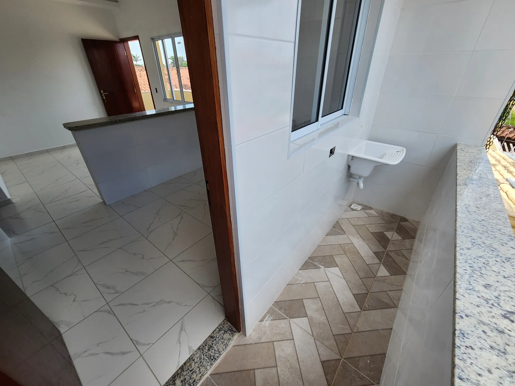 CAS261451 Casa Alta 2 Dorms (1 Suíte) com Piscina e Churrasqueira - 2 Vagas