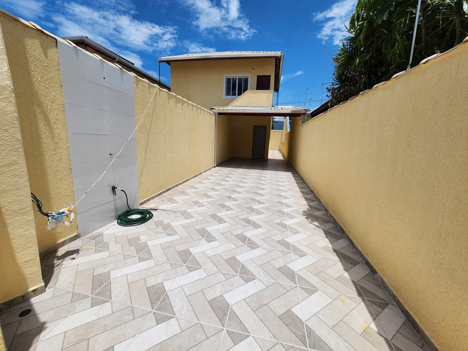 CAS261450 Casa Térrea 2 Dorms (1 Suíte) com Piscina e Churrasqueira - 2 Vagas