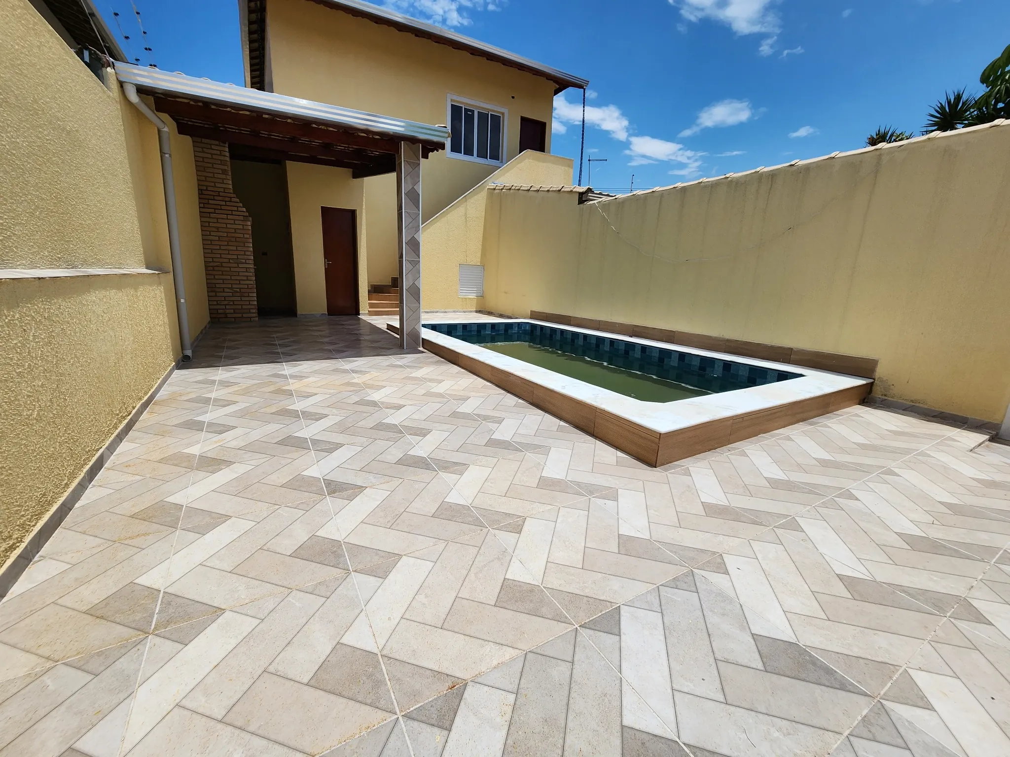 CAS261451 Casa Alta 2 Dorms (1 Suíte) com Piscina e Churrasqueira - 2 Vagas