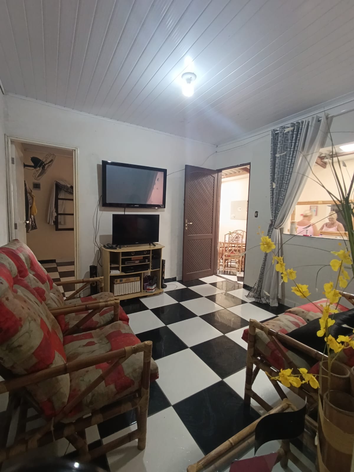 CAS261308 Edícula em Itanhaém com 6 vagas de garagem e espaço para piscina