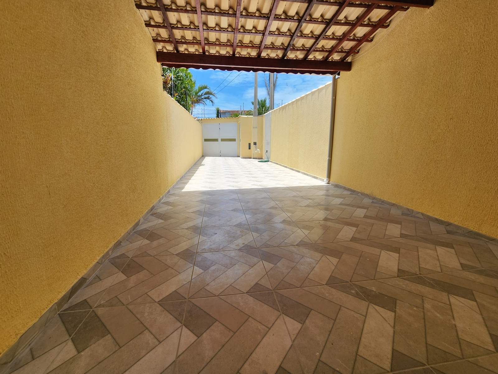 CAS261450 Casa Térrea 2 Dorms (1 Suíte) com Piscina e Churrasqueira - 2 Vagas