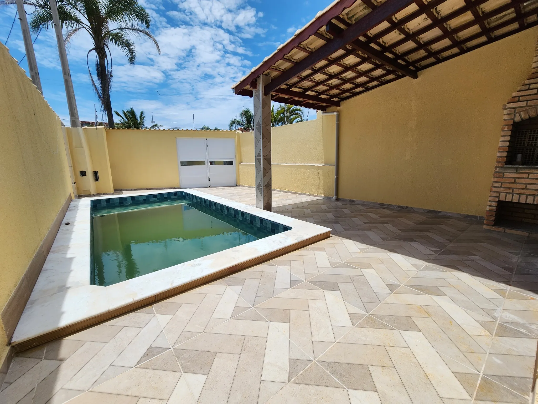 CAS261451 Casa Alta 2 Dorms (1 Suíte) com Piscina e Churrasqueira - 2 Vagas