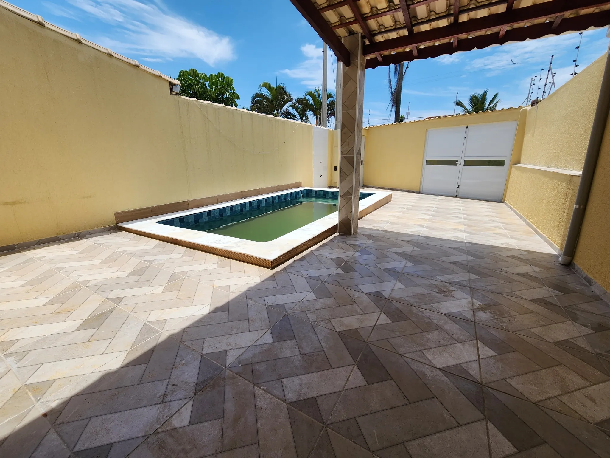 CAS261451 Casa Alta 2 Dorms (1 Suíte) com Piscina e Churrasqueira - 2 Vagas