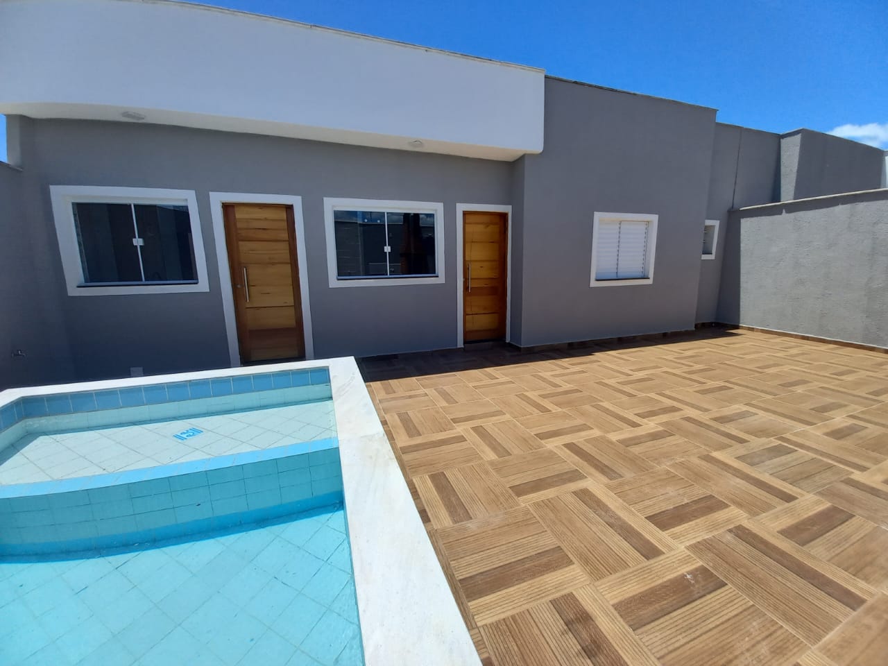 CAS261453 Casa 2 Dorms (1 Suíte) com Planejados e Piscina com Cascata