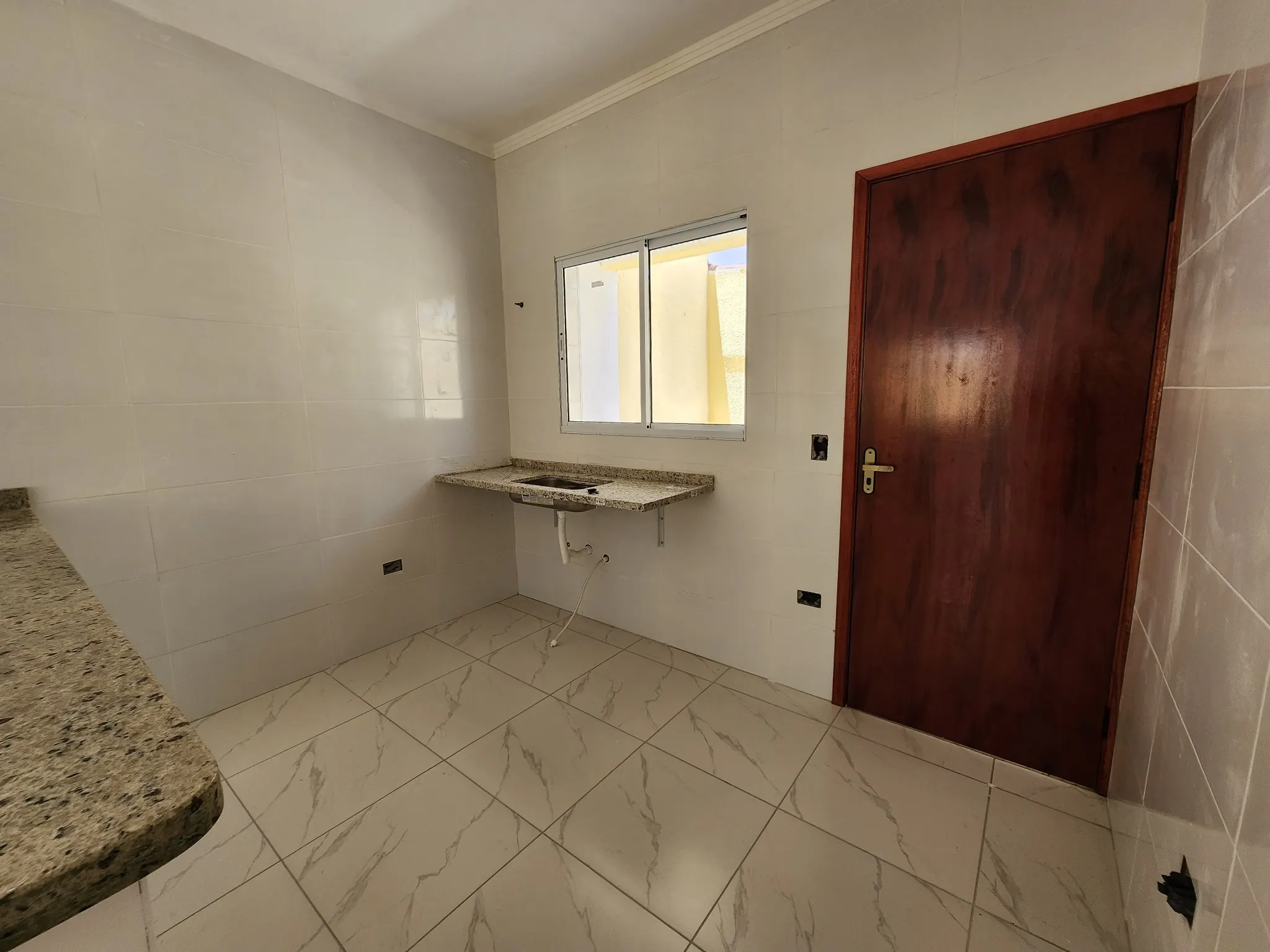 CAS261450 Casa Térrea 2 Dorms (1 Suíte) com Piscina e Churrasqueira - 2 Vagas