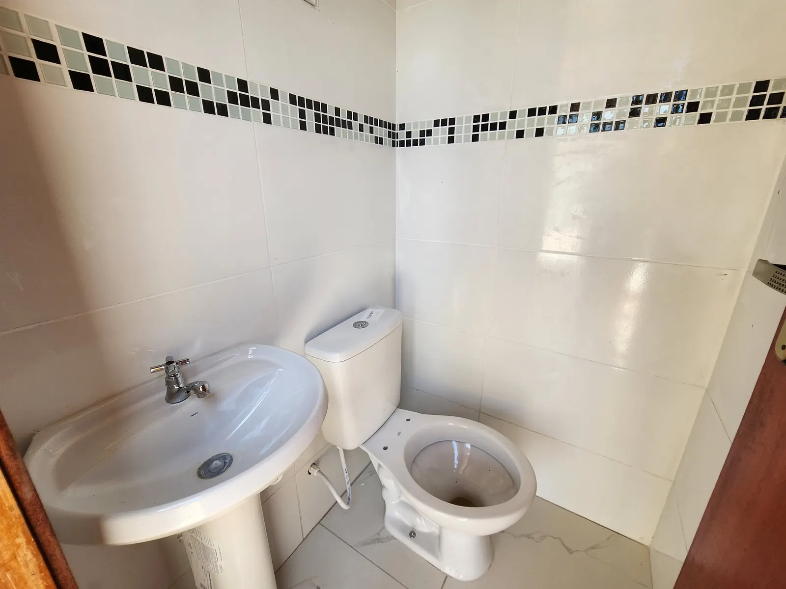 CAS261451 Casa Alta 2 Dorms (1 Suíte) com Piscina e Churrasqueira - 2 Vagas