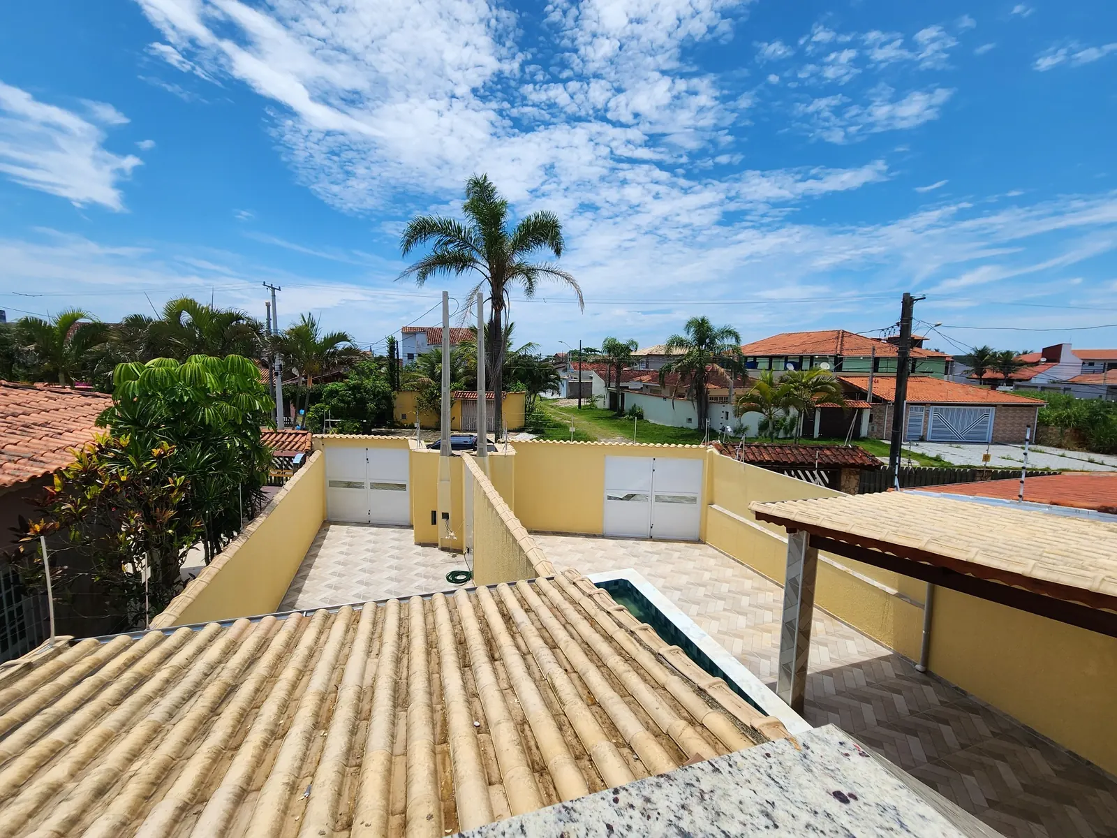 CAS261451 Casa Alta 2 Dorms (1 Suíte) com Piscina e Churrasqueira - 2 Vagas