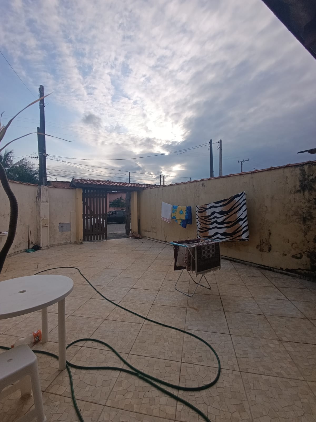 CAS261308 Edícula em Itanhaém com 6 vagas de garagem e espaço para piscina