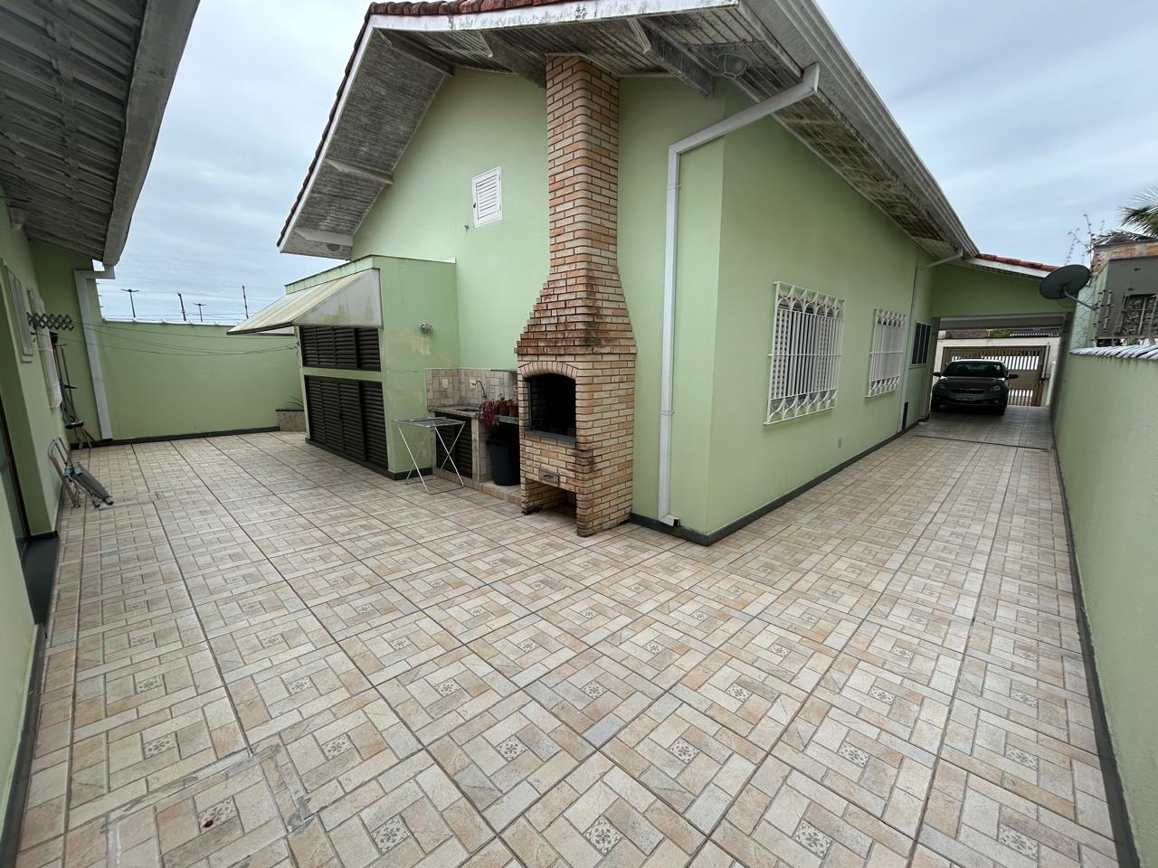 CAS261445 Casa em Peruíbe a 180 metros da praia com edícula e 5 vagas!