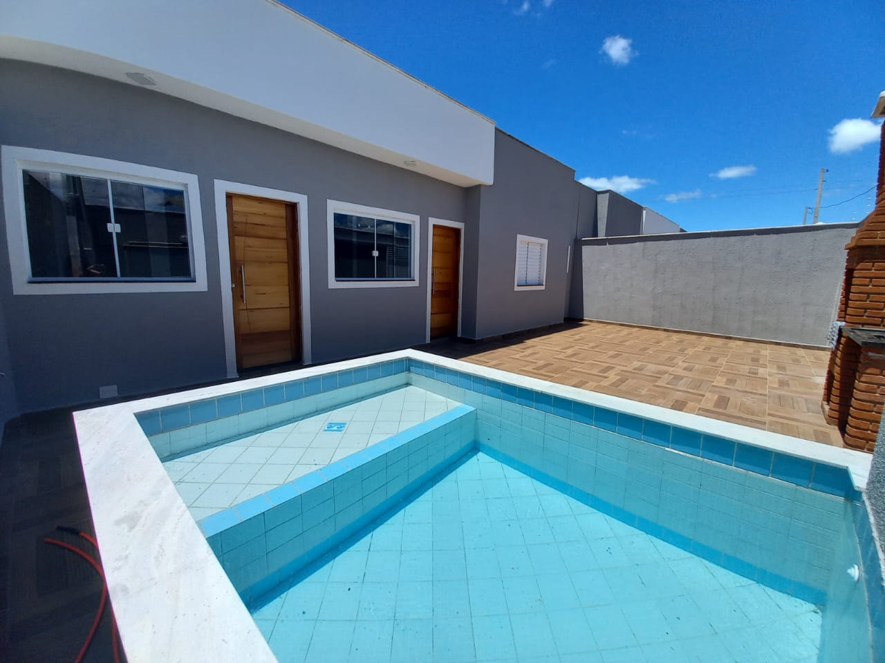 CAS261453 Casa 2 Dorms (1 Suíte) com Planejados e Piscina com Cascata