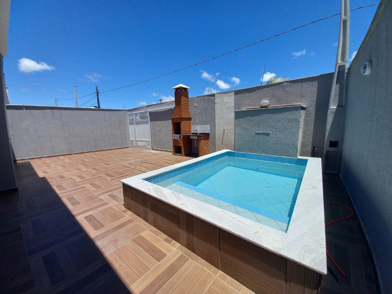 CAS261453 Casa 2 Dorms (1 Suíte) com Planejados e Piscina com Cascata