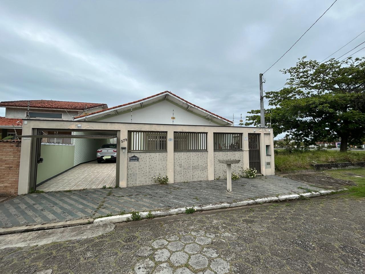CAS261445 Casa em Peruíbe a 180 metros da praia com edícula e 5 vagas!