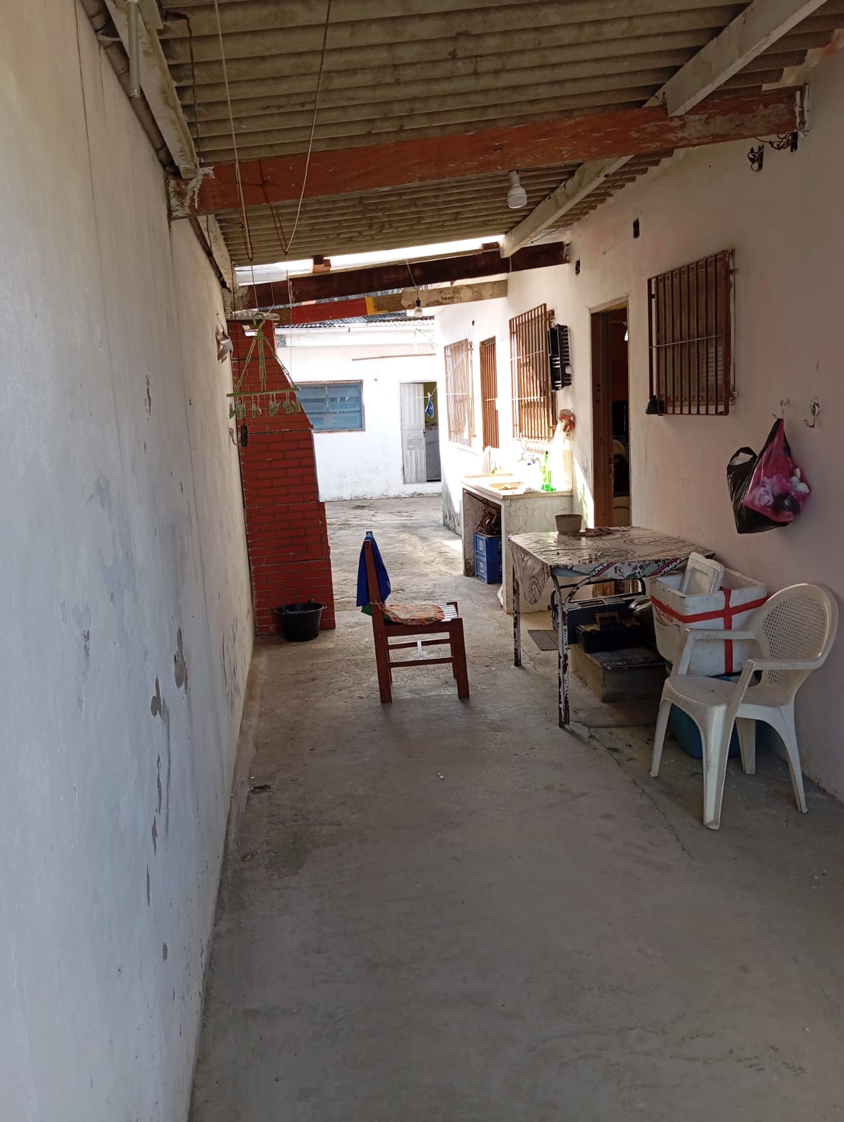 CAS261435 More com Praticidade: Casa com Suíte e Amplo Quintal em Travessa Comercial.