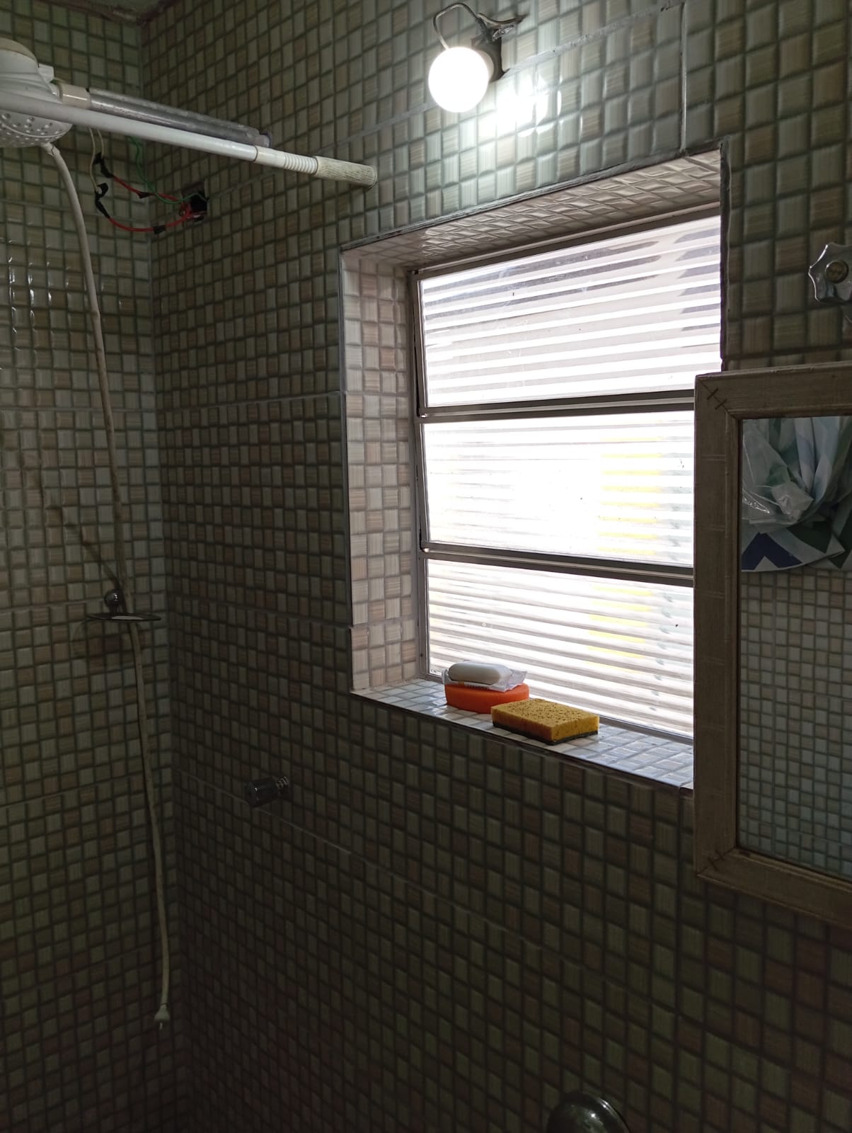 CAS261435 More com Praticidade: Casa com Suíte e Amplo Quintal em Travessa Comercial.