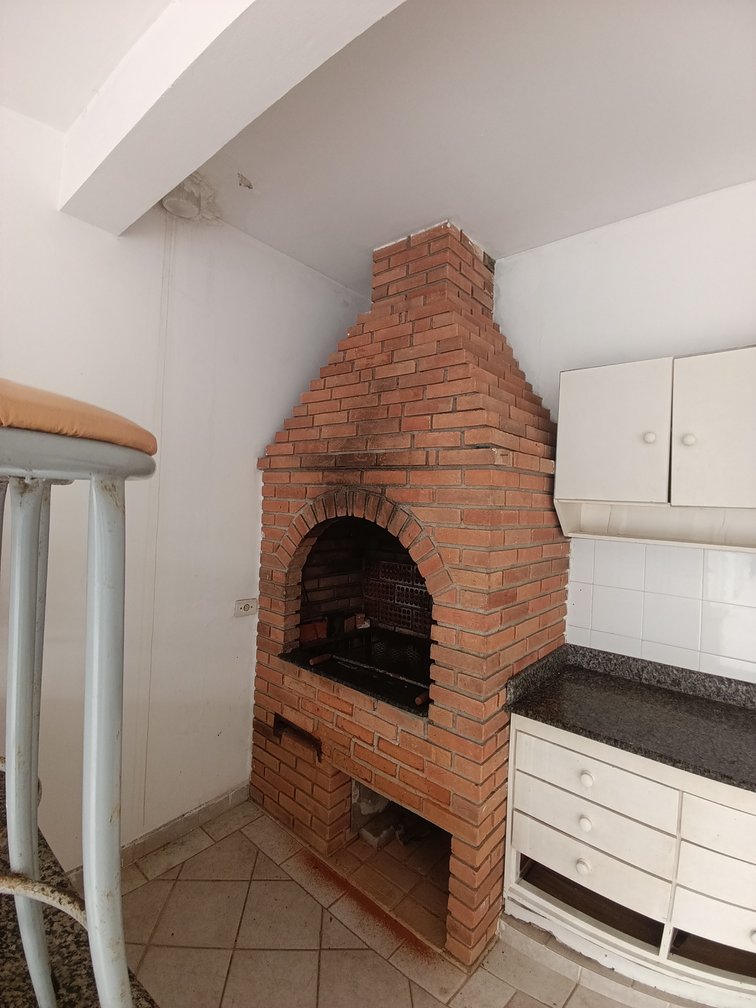 Casa Para Venda de 5 Dormitórios e Piscina a 50 metros da praia