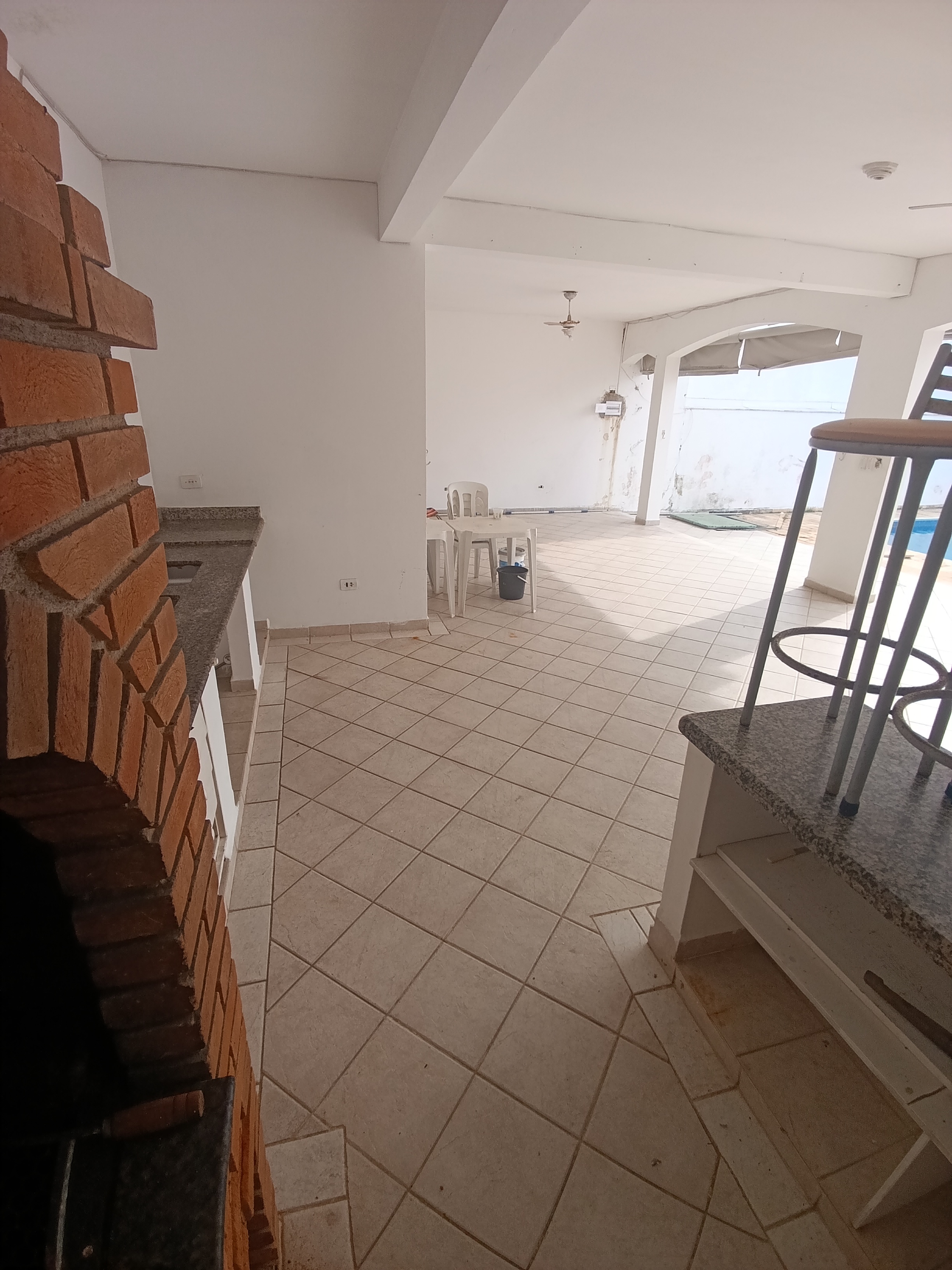 Casa Para Venda de 5 Dormitórios e Piscina a 50 metros da praia