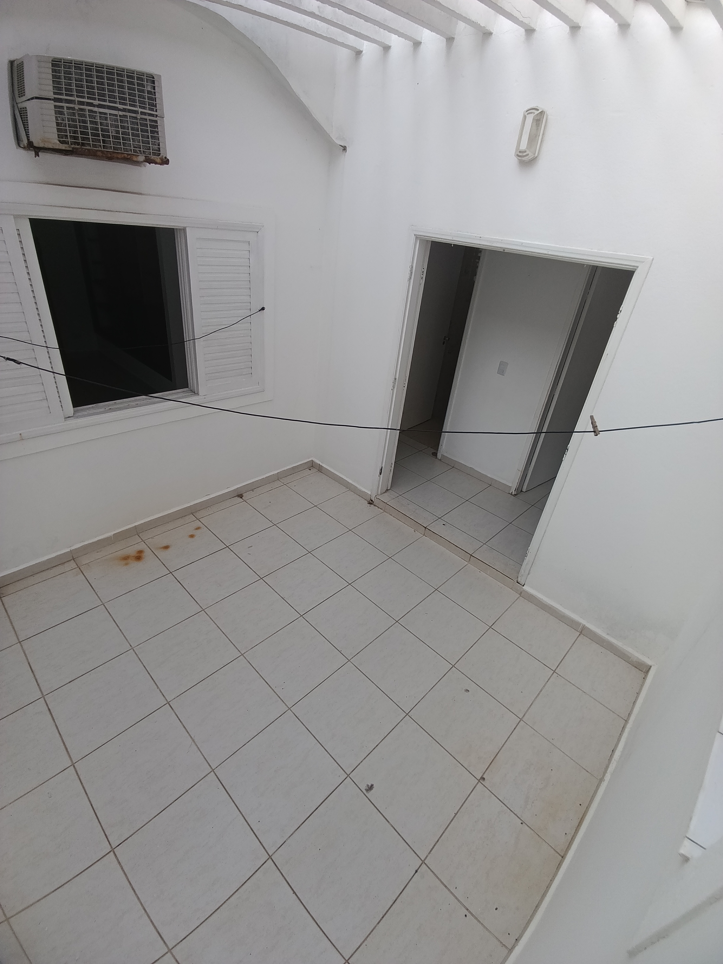 Casa Para Venda de 5 Dormitórios e Piscina a 50 metros da praia