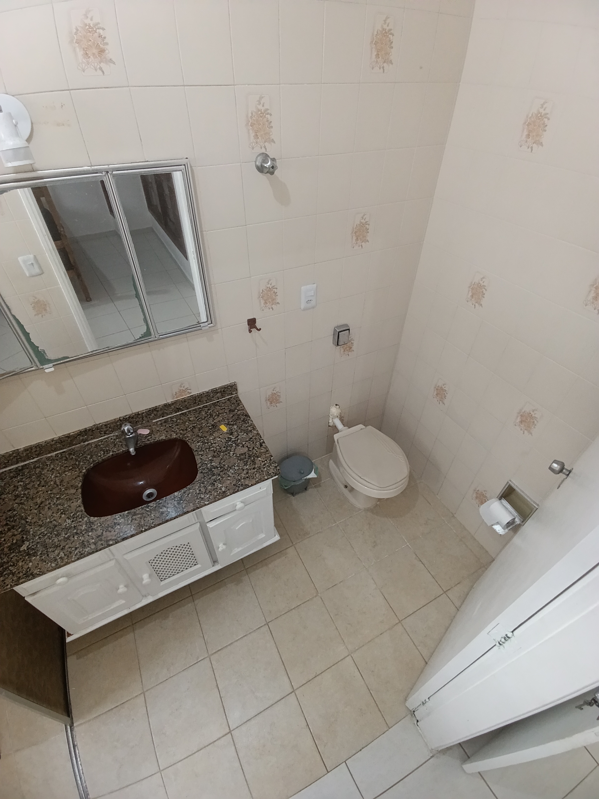 Casa Para Venda de 5 Dormitórios e Piscina a 50 metros da praia