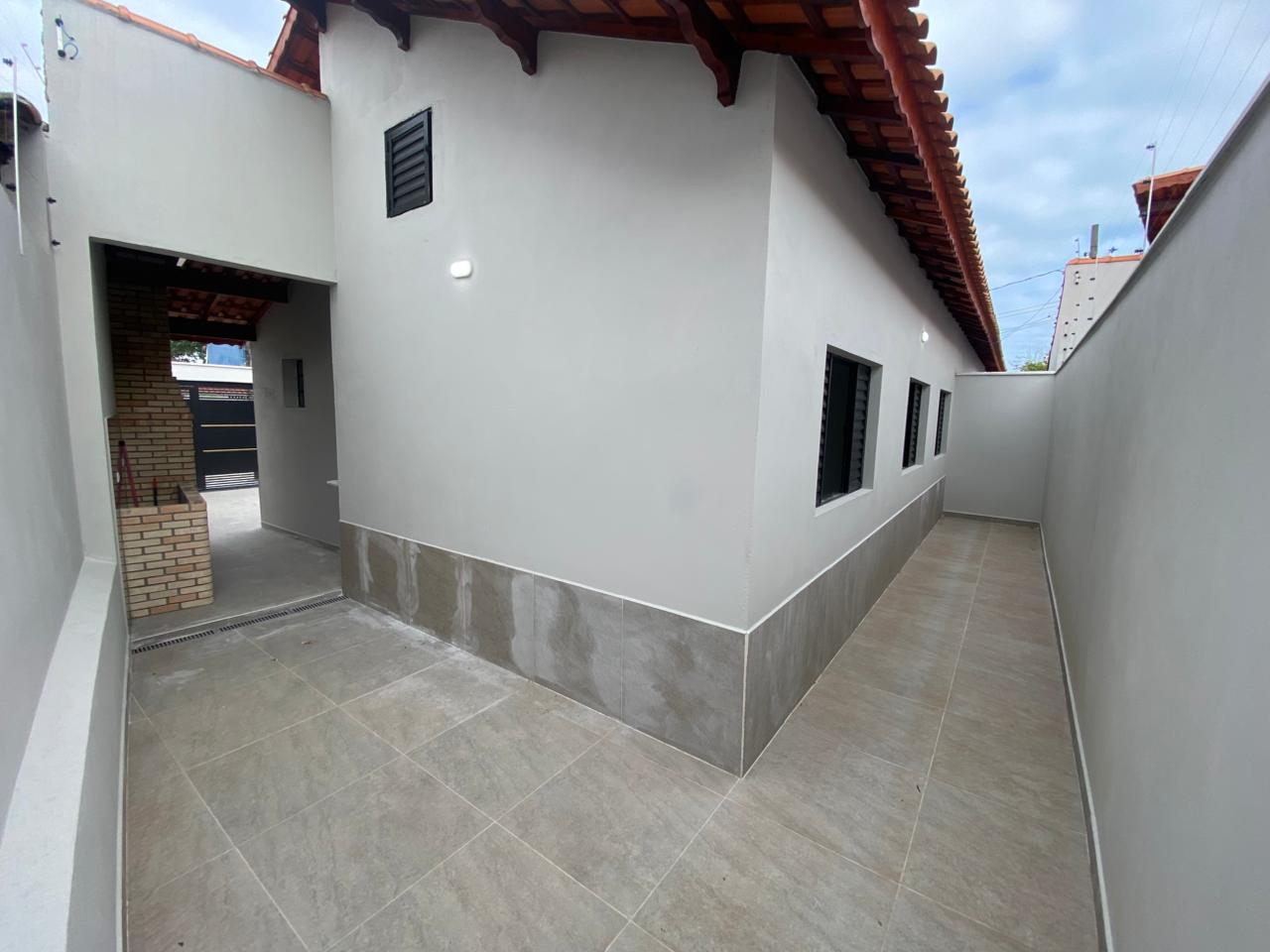CAS261321 Casa Nova com 3 Dormitórios e Piscina Lado Praia em Mongaguá - Bairro Plataforma