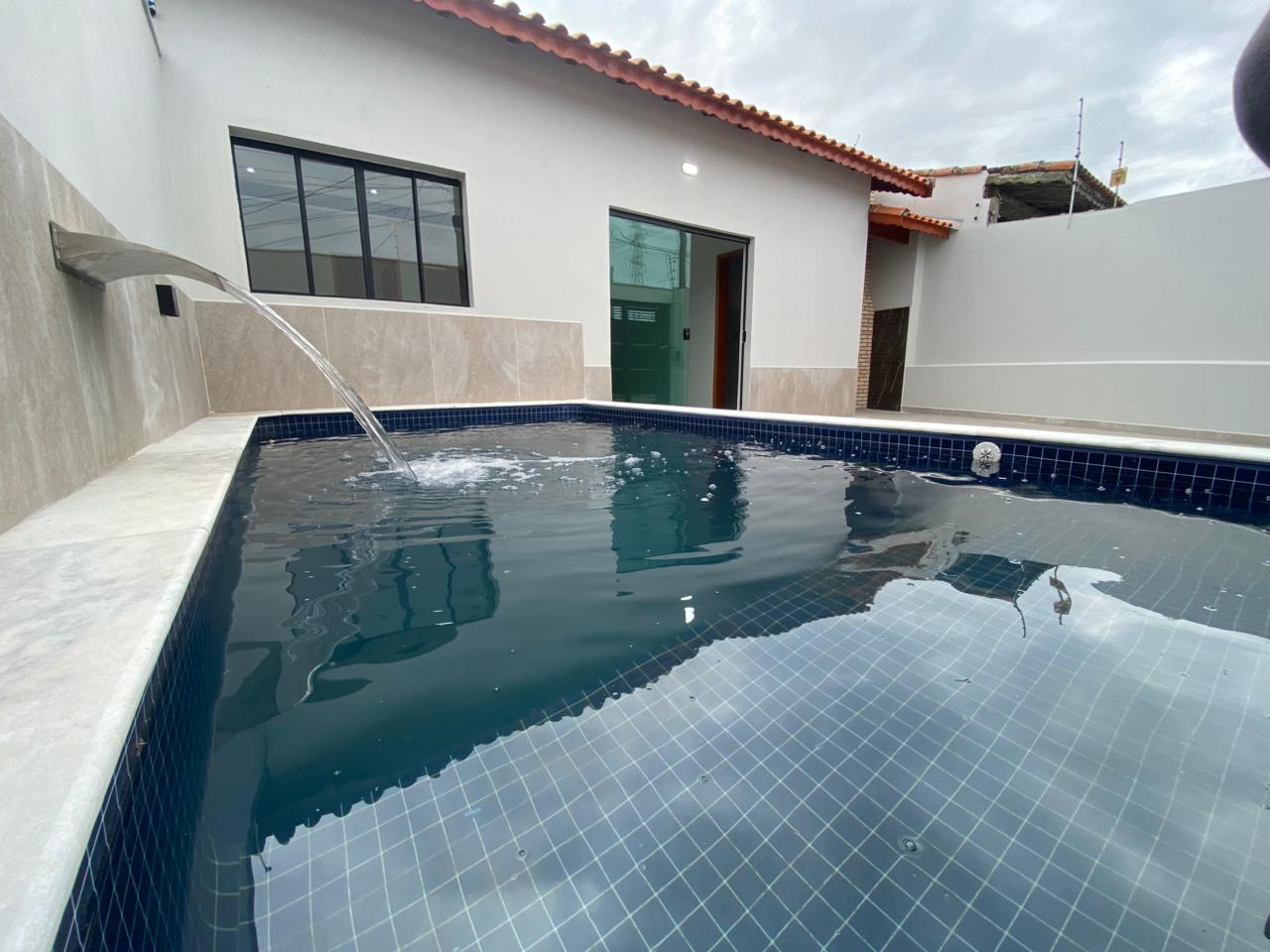 CAS261321 Casa Nova com 3 Dormitórios e Piscina Lado Praia em Mongaguá - Bairro Plataforma