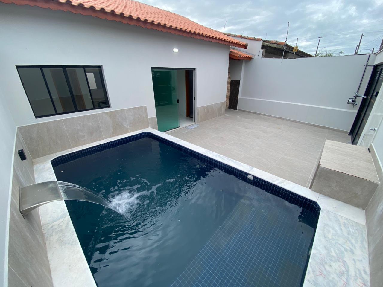 CAS261321 Casa Nova com 3 Dormitórios e Piscina Lado Praia em Mongaguá - Bairro Plataforma