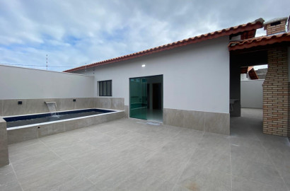 CAS261321 Casa Nova com 3 Dormitórios e Piscina Lado Praia em Mongaguá - Bairro Plataforma