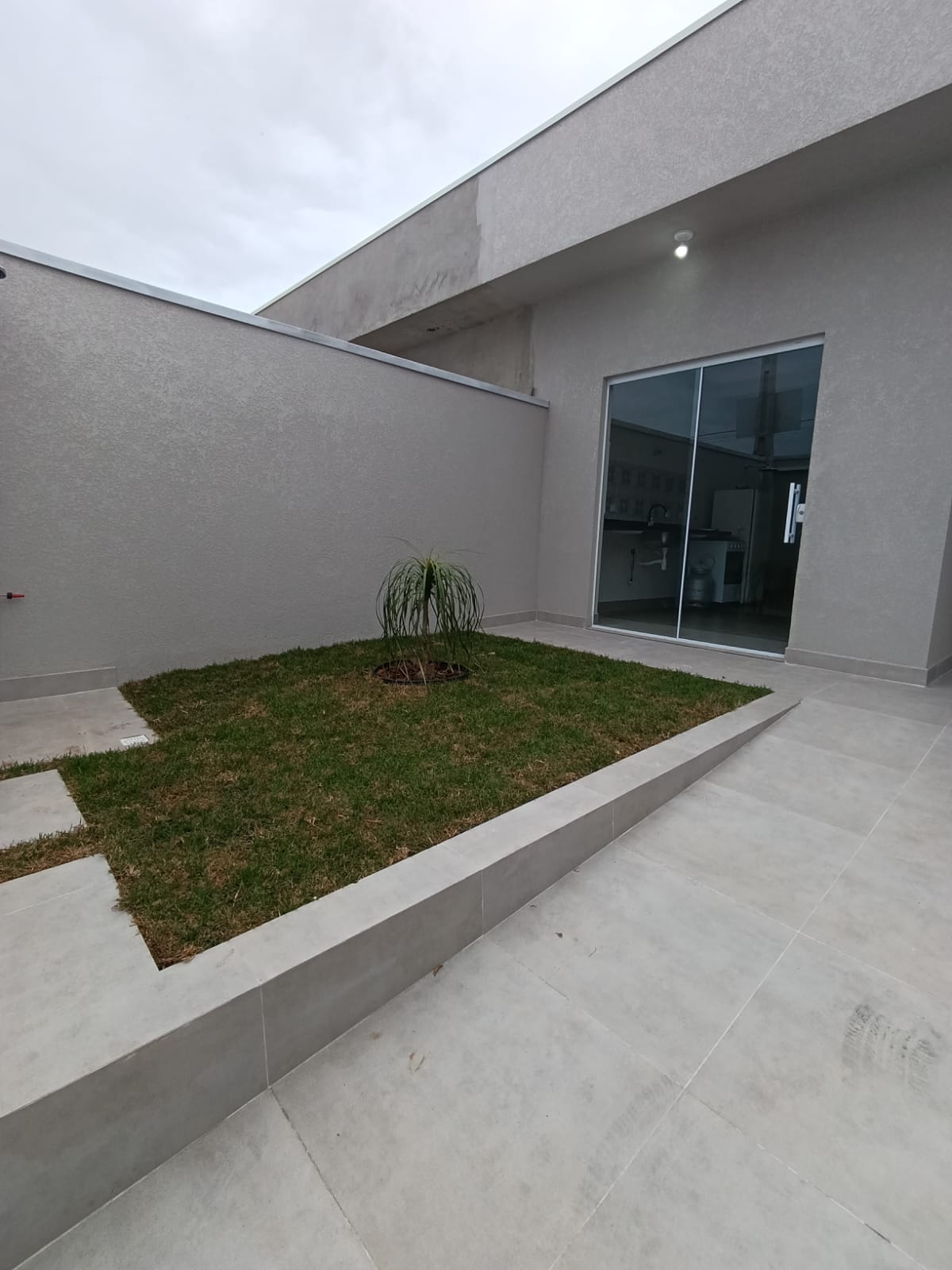 CAS261337 Casa assobradada em Itanhaém de esquina com 03 dormitórios e área gourmet