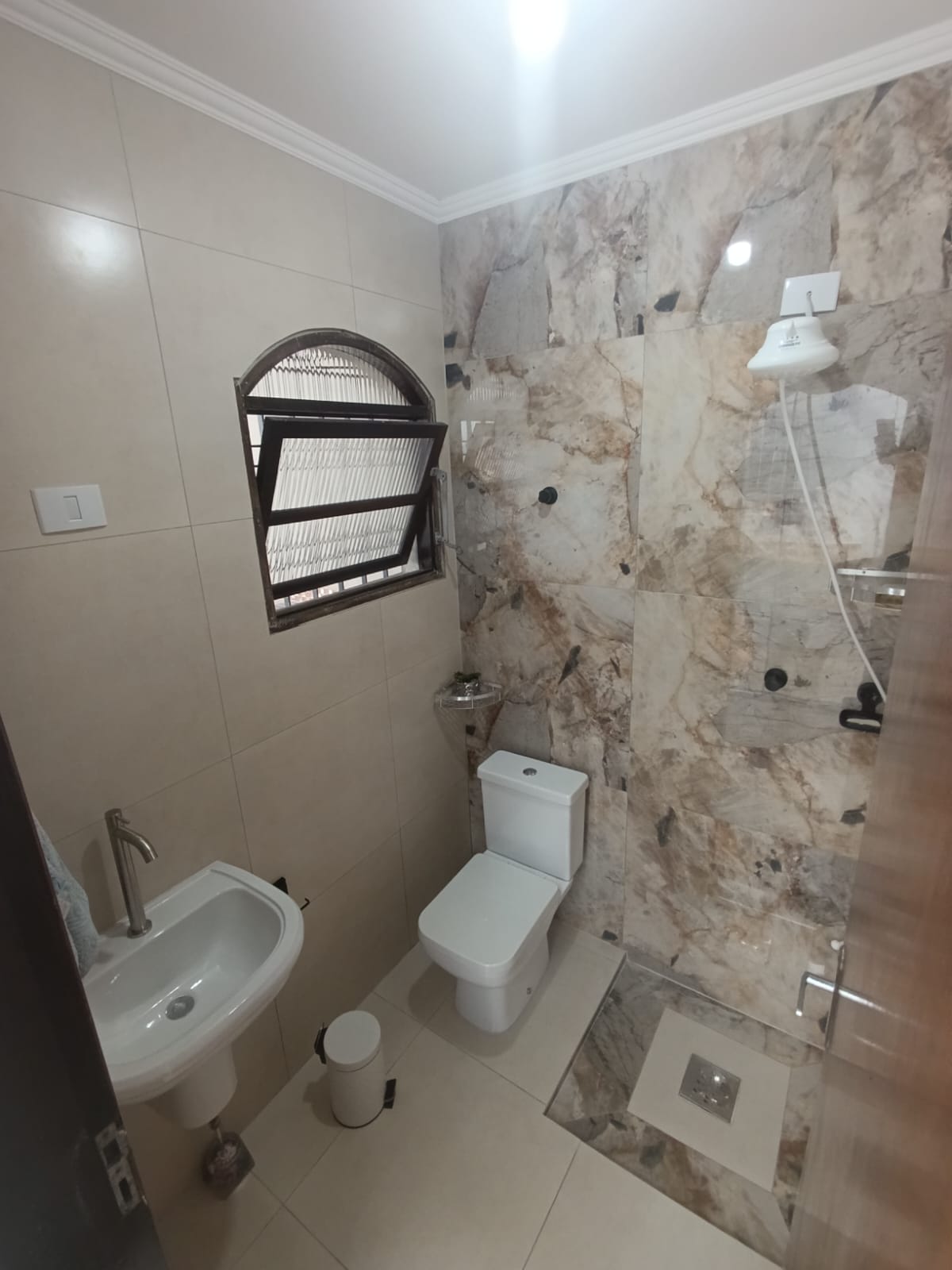 CAS261358 Casa de Esquina no Suarão Itanhaém – 03 Dormitórios com Edícula e Móveis Planejados