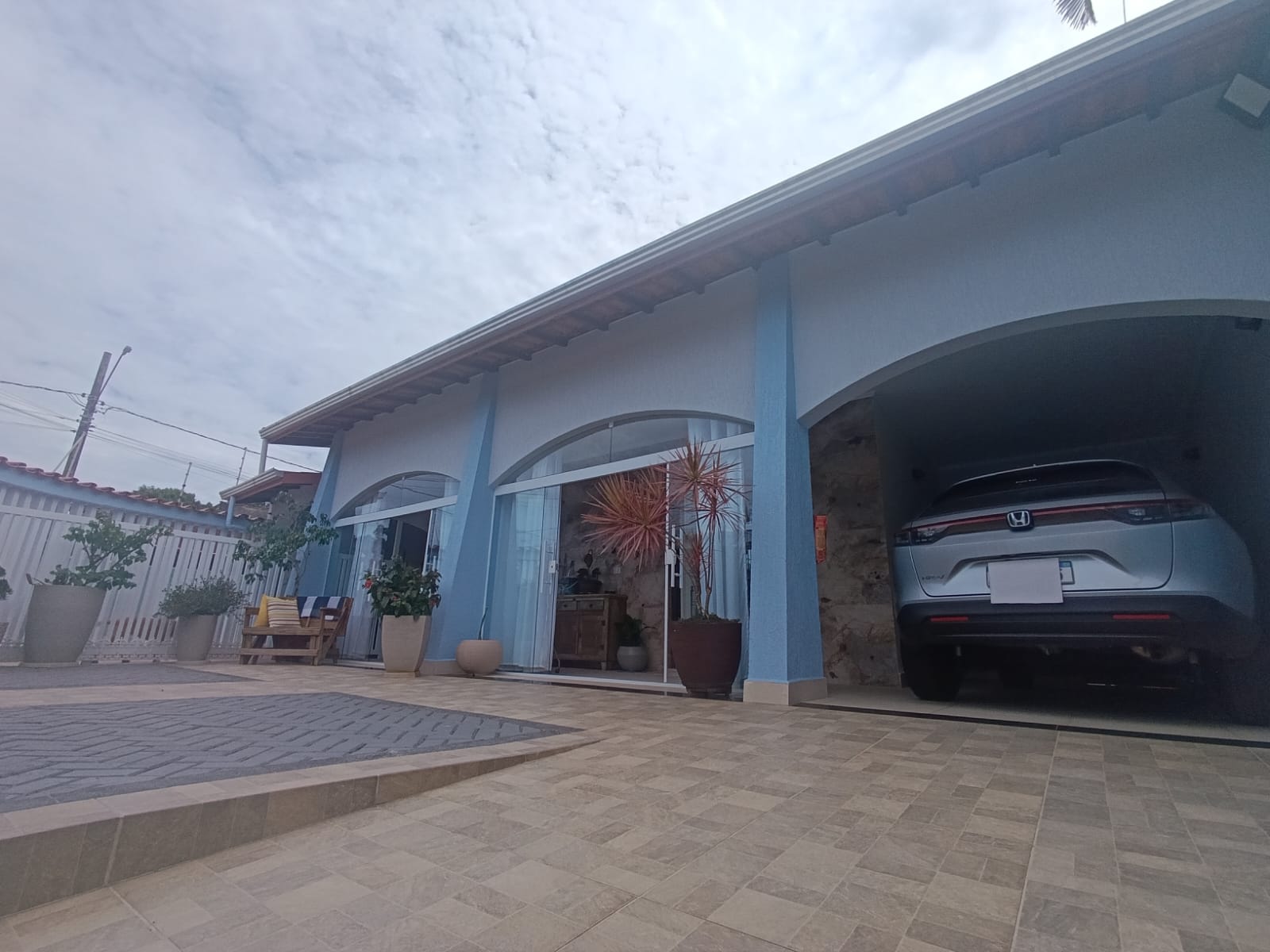 CAS261358 Casa de Esquina no Suarão Itanhaém – 03 Dormitórios com Edícula e Móveis Planejados