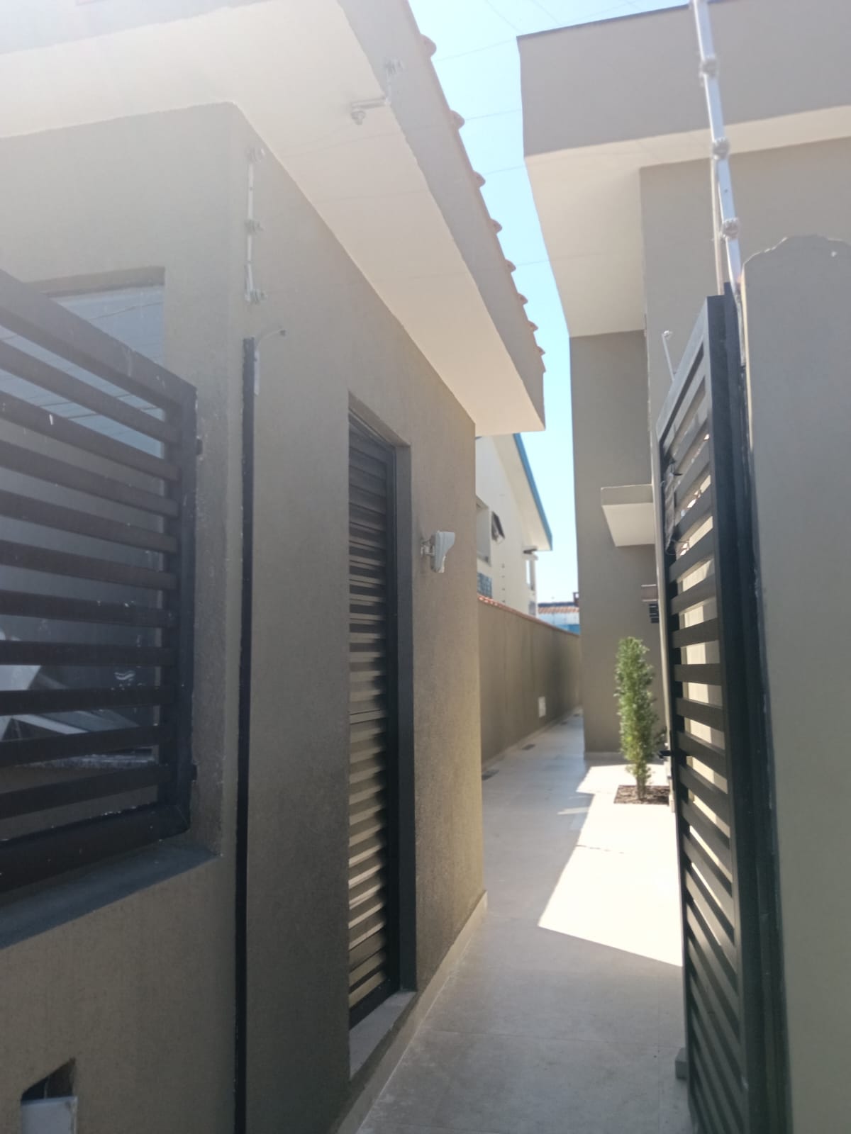 CAS261359 Sobrado Novo no Cibratel 2 Itanhaém – 02 Suítes com Piscina e Cascata