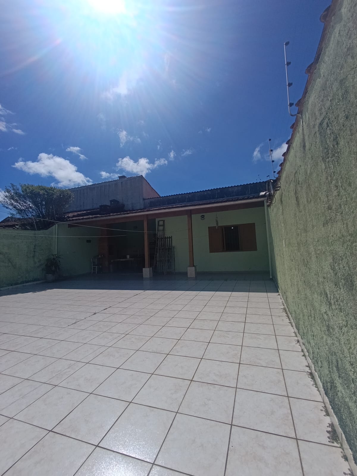 CAS261369 Casa com Terreno de 350m² em Itanhaém – 03 Dormitórios, Edícula e 12 Vagas