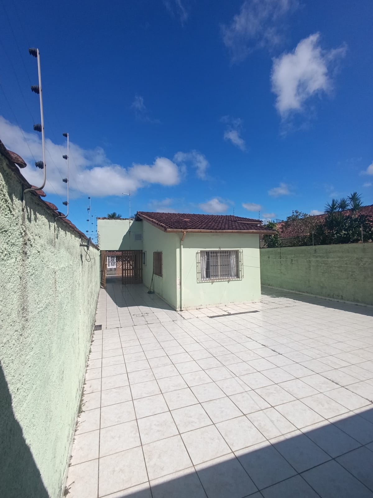 CAS261369 Casa com Terreno de 350m² em Itanhaém – 03 Dormitórios, Edícula e 12 Vagas