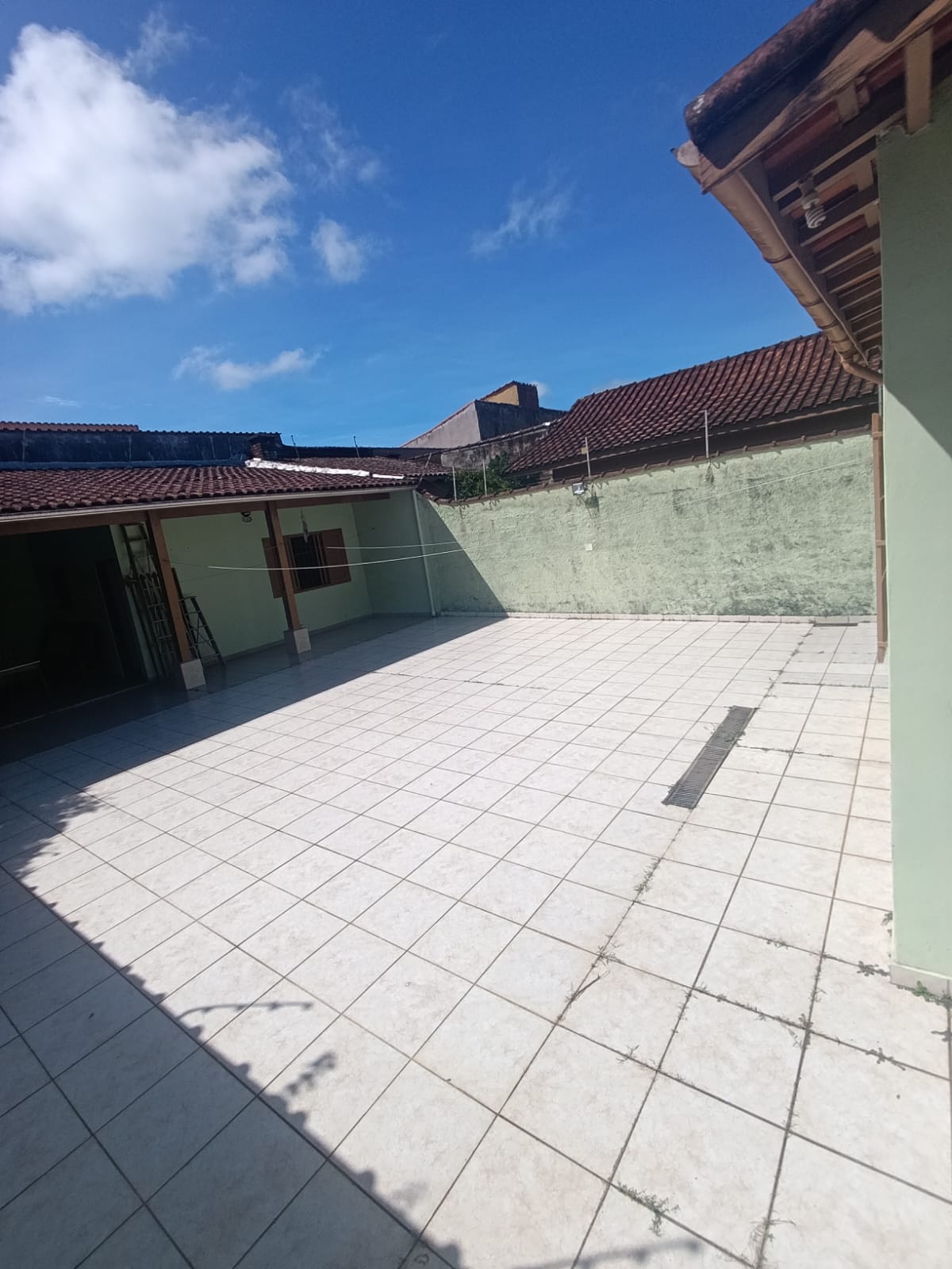 CAS261369 Casa com Terreno de 350m² em Itanhaém – 03 Dormitórios, Edícula e 12 Vagas