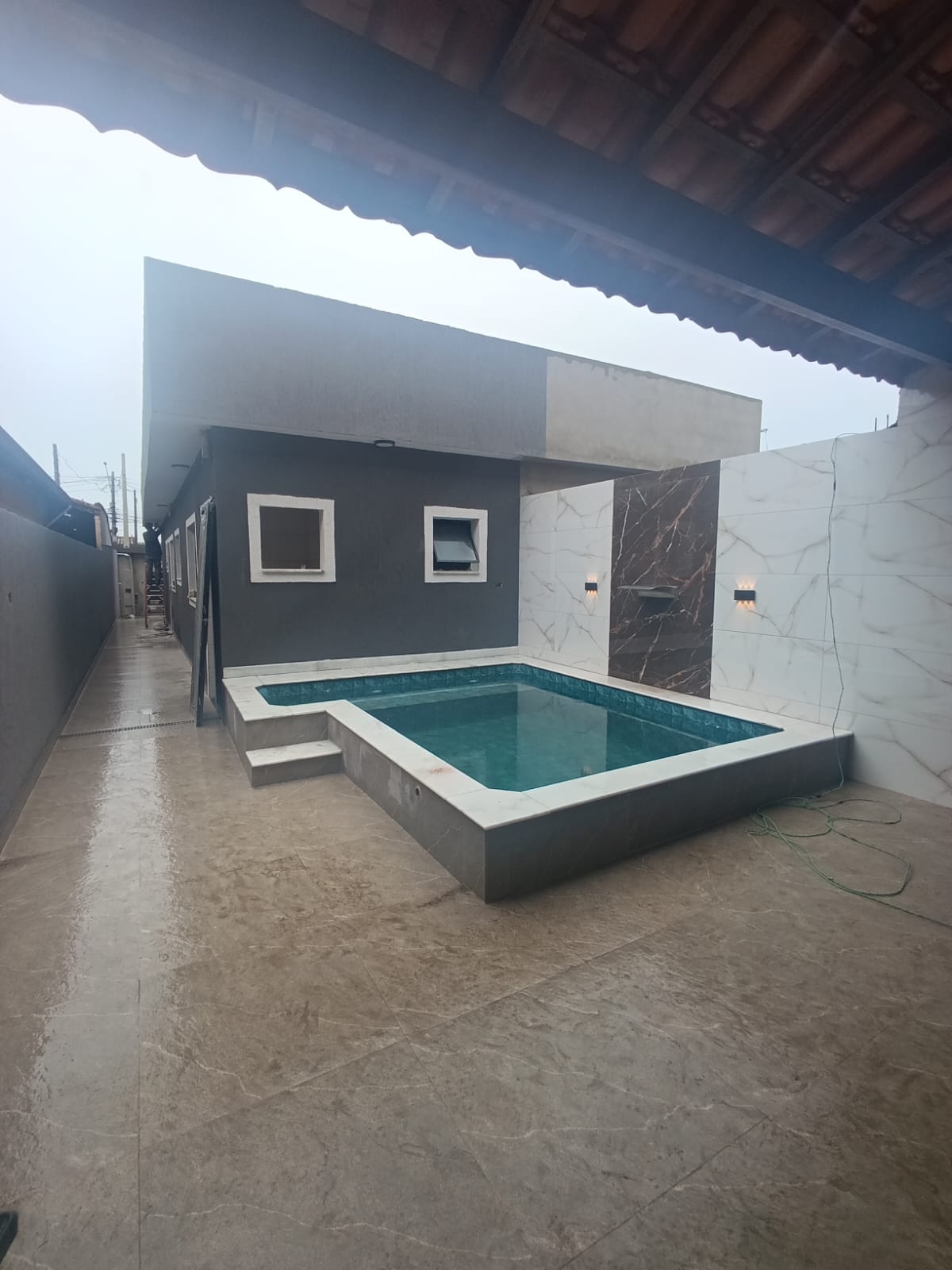 CAS261375 Casa Nova com Piscina e Hidro em Itanhaém – 02 Dormitórios a 100m da Pista