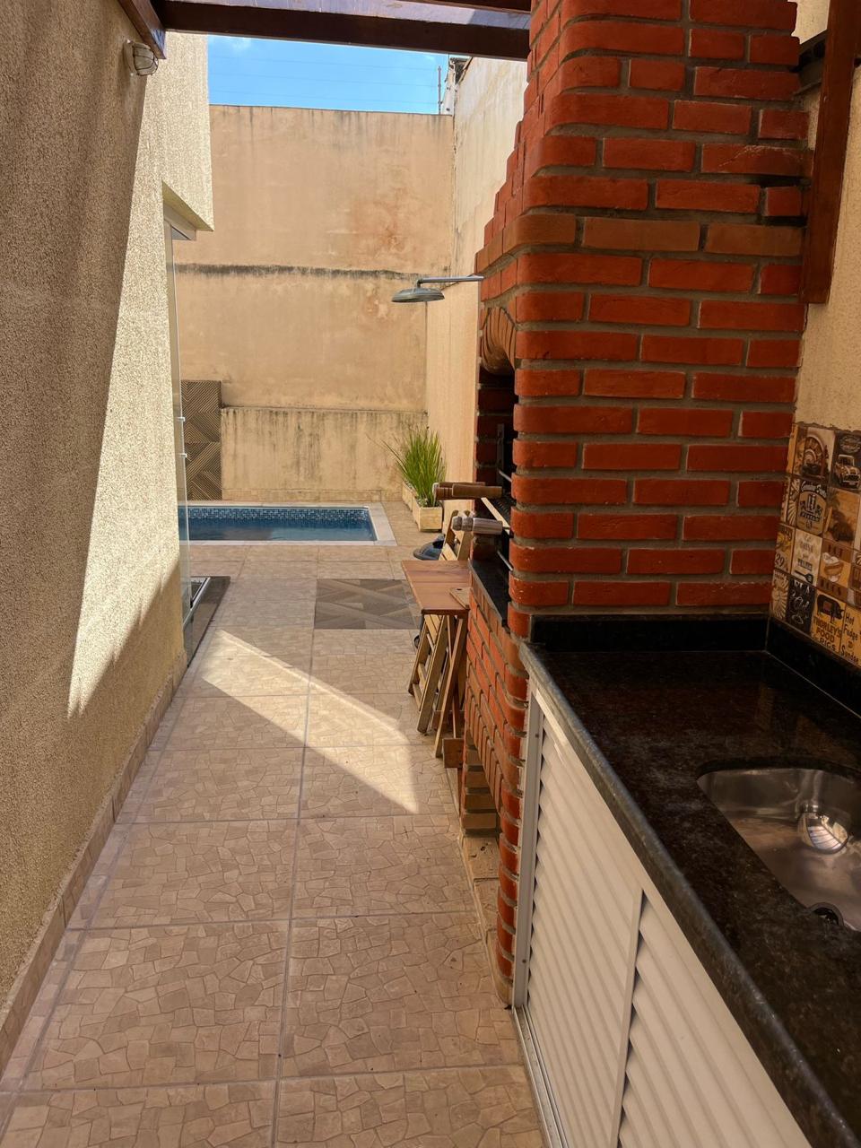 CAS261390 Sobrado em Condomínio em Itanhaém – 02 Suítes Planejadas com Piscina