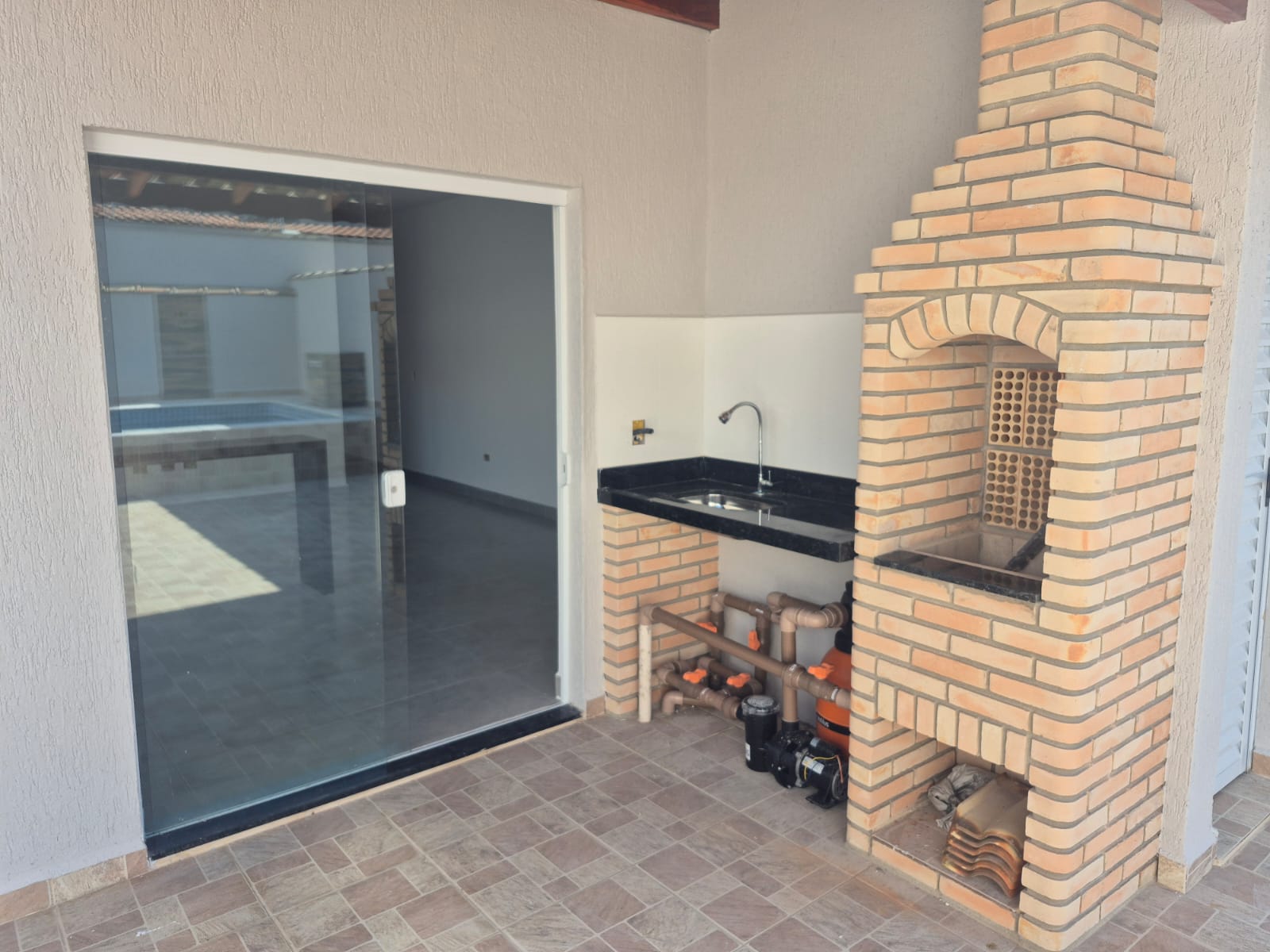 261392 Casa Pronta no Grandesp Itanhaém Lado Praia – 02 Dormitórios e Piscina
