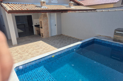 261392 Casa Pronta no Grandesp Itanhaém Lado Praia – 02 Dormitórios e Piscina