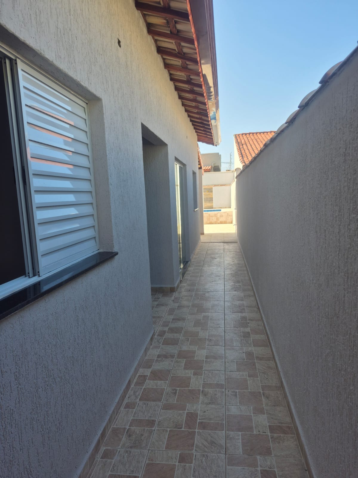 261392 Casa Pronta no Grandesp Itanhaém Lado Praia – 02 Dormitórios e Piscina